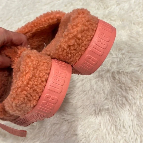 Women's UGG Fluffita Coral Sheepskin Platform Sherpa Sandals LIKE NEW size 6 - Picture 4 of 11